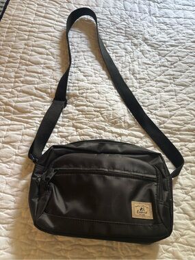 Everest Black Nylon Crossbody Shoulder Bag for Men or Women